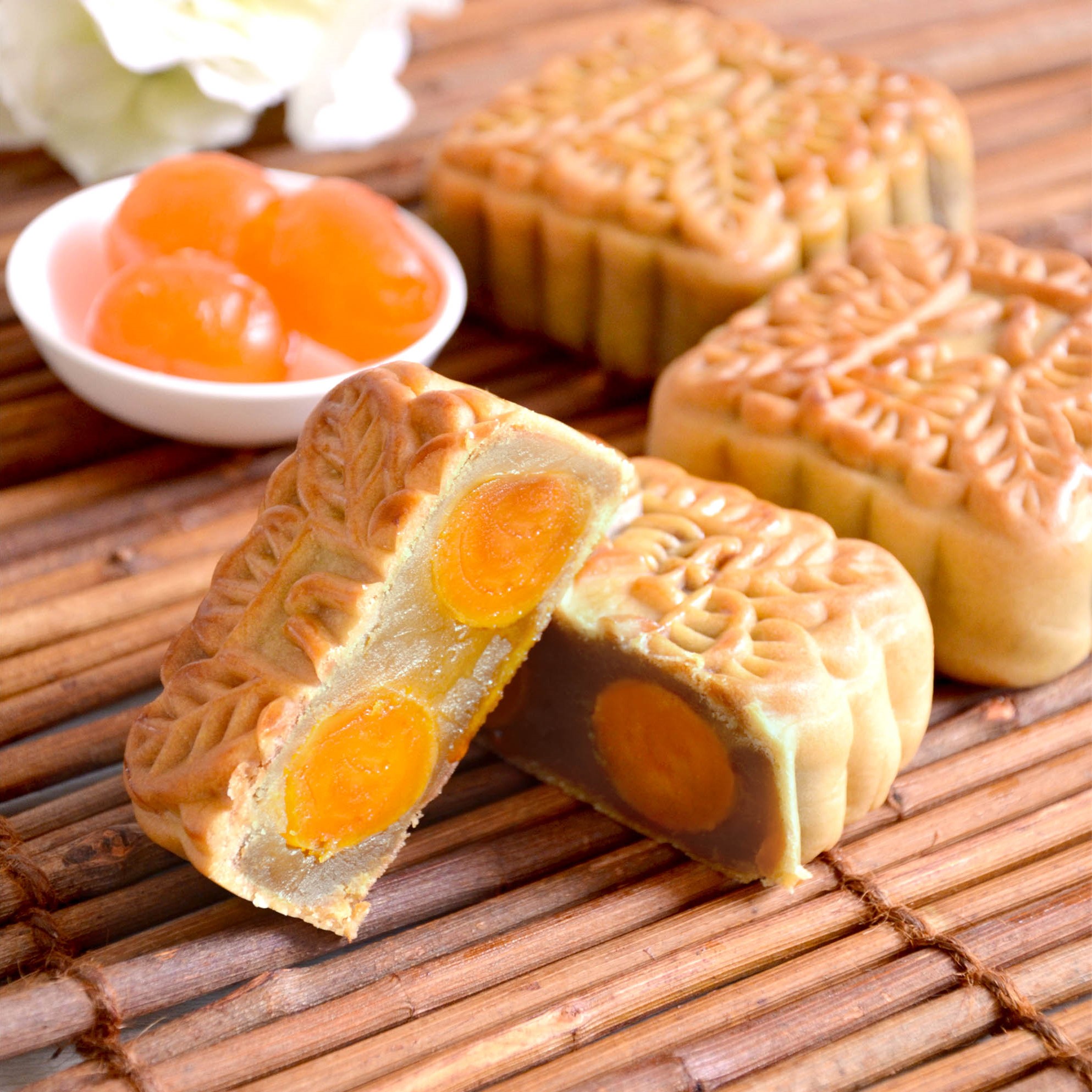 White Lotus Seed Paste Mooncake with 2 Yolks (4pcs)